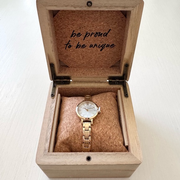 Gold Minimalist Watch with Polished Finish - Picture 3 of 9